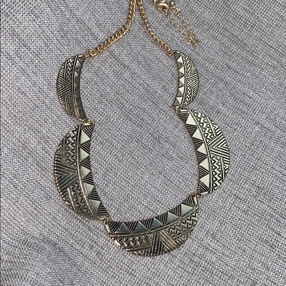 ⭐️HP⭐️Liz Claiborne  Urban printed gold tone necklace - Picture 5 of 13